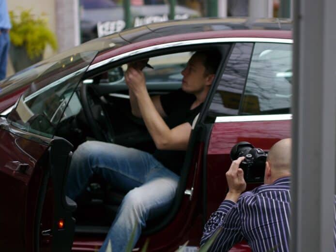 Tesla FSD V12 過千萬條影片訓練  駕駛技術勝 Elon Musk