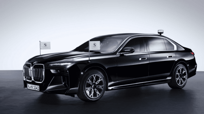 BMW 全球首部純電防彈旗艦車   車門玻璃 3 吋厚 + 可抵禦槍擊、爆炸