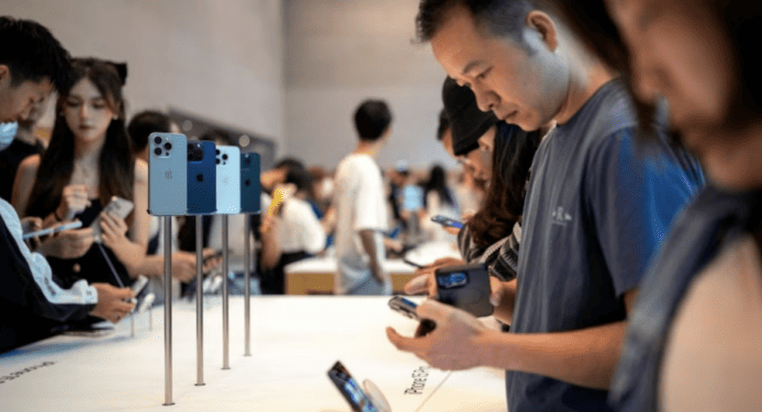 早前不滿印度 iPhone 稱要買歐美水貨   中國網民收貨後發現大量中國製 iPhone 15 相機入塵