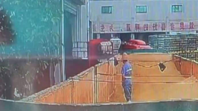 疑似青島啤酒工人原料上小便   片段網絡流傳股價蒸發 83 億人民幣