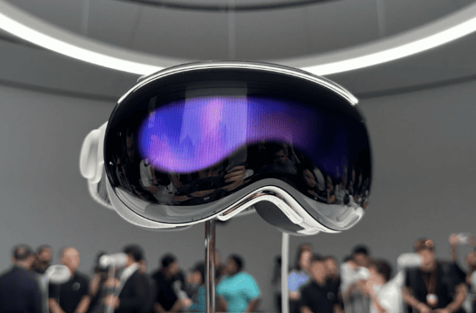 傳 Apple 將推平價版「Vision Pro」   外媒：或取消 EyeSight 降低售價