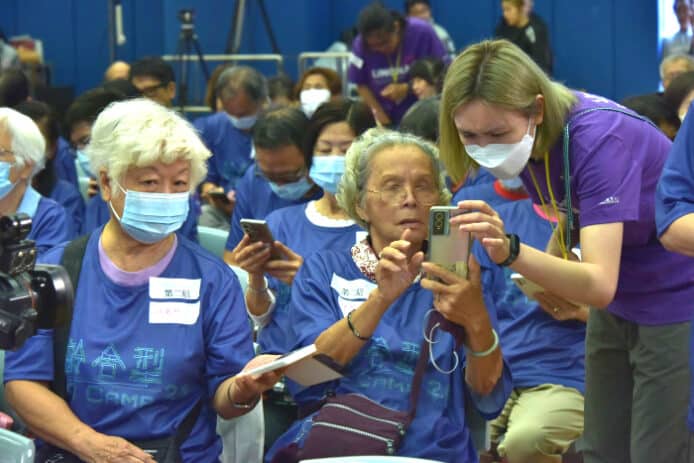 長者使用智能電話