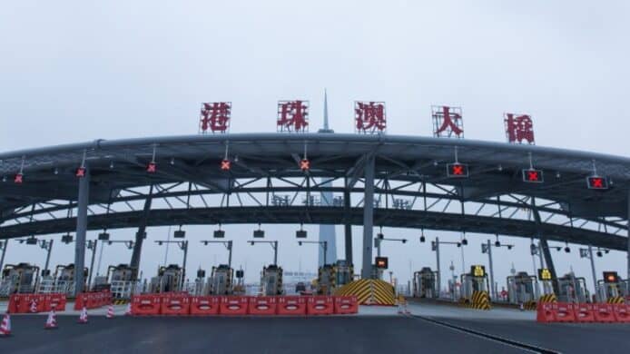 港珠澳大橋港車北上