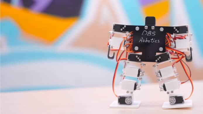 香港學生破健力士紀錄 全球最細機械人專訪影片