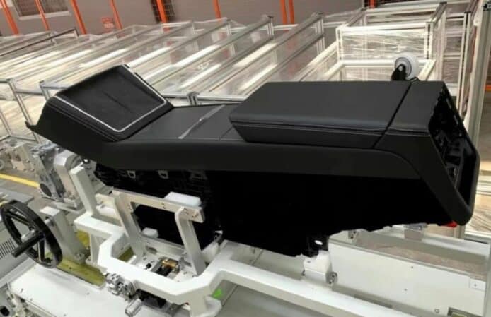 Tesla Model Y 改款中控零件曝光