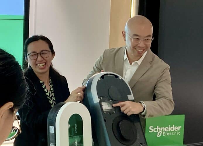 施耐德冀兩年內增電動車充電位達 1.5 萬個  家用市場或成主要對象