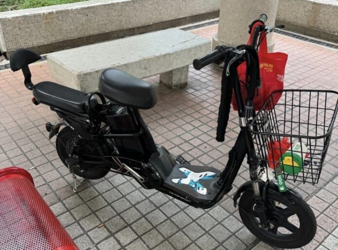 天水圍婦駕電動單車「一拖三」載童過馬路    涉危駕等八罪被捕