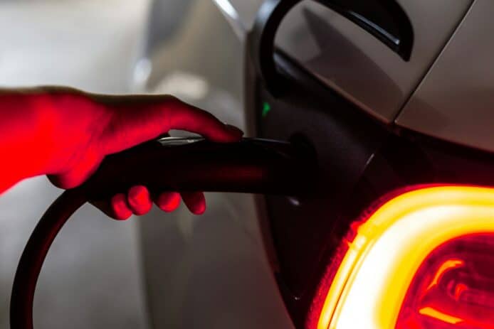 統計指電動車軟件問題多