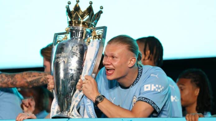 英超曼城球員夏蘭特拿著冠軍獎盃