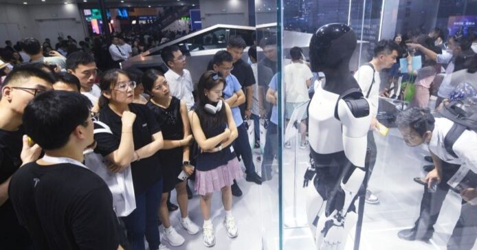 Tesla Optimus 機械人第二代首次展出