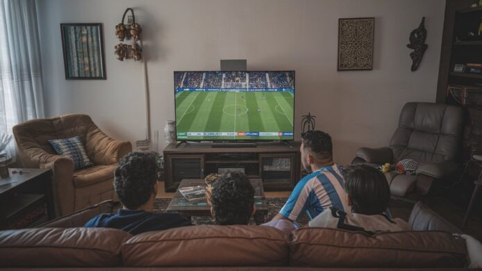 AI 生成 阿根廷家庭觀看球賽