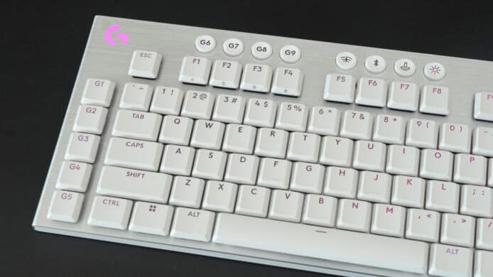 【評測】Logitech G915 X Lightspeed 開箱評測　白色設計簡約美觀 + 薄身檯面易擺位 + 短觸發鍵程打字更省力 + 十字型結構按鍵更耐用