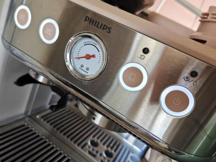 【評測】Philips 2000 系列半自動意式咖啡機開箱評測　半自動但操控容易 + 沖調花款更多樣化 + 啡味更出更好喝