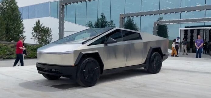 Tesla Cybertruck 終於可用 FSD　率先向部分車主推送更新