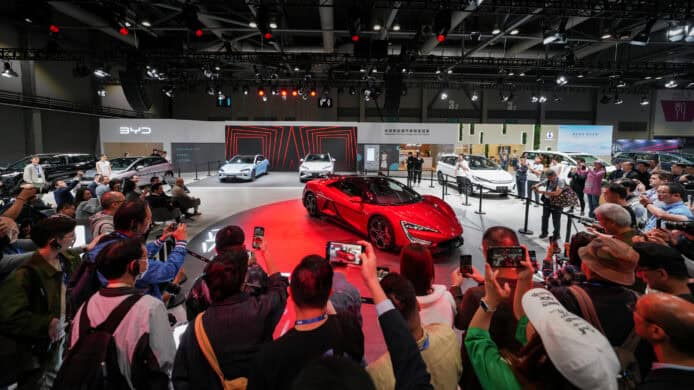 BYD 亮相 2024 香港國際汽車博覽     展出仰望 U9 超跑及騰勢 Z9 GT 旅行車