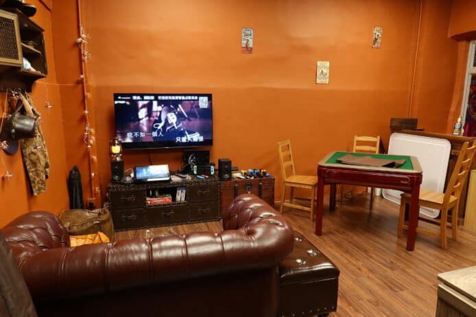 海關打擊侵權卡拉 OK 裝置   突襲多區派對房間檢獲大量侵權物