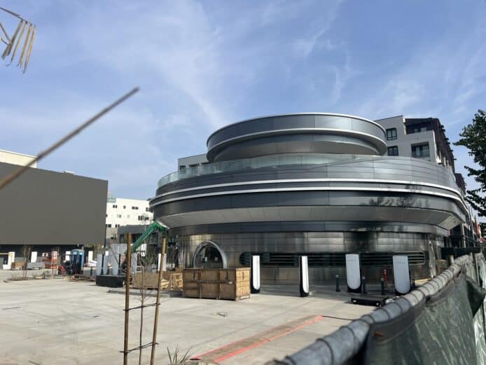 Tesla 洛杉磯餐飲充電複合站將竣工　應用程式代碼透露可用 App 點餐