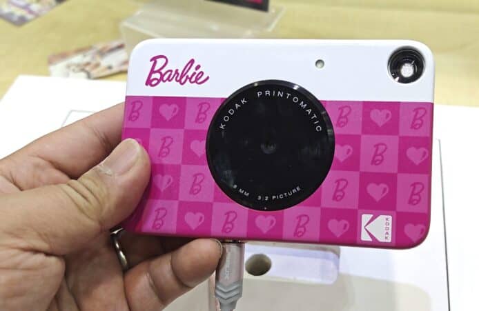 【CES2025】Barbie ✕ Kodak 聯名即影即有相機   500 萬像素復古設計 可存相到 SD 卡