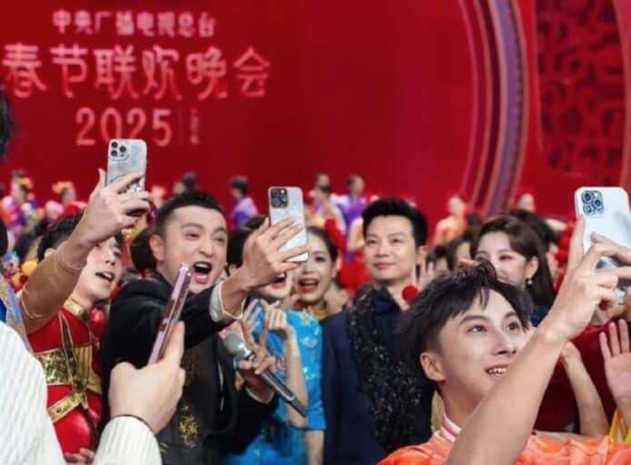 央視春晚主持被捉到用 iPhone　被網民調侃後急刪相片換成中國產手機