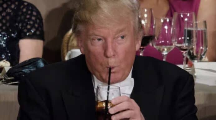 特朗普簽命令恢復用塑膠飲管　全面逆轉環保政策