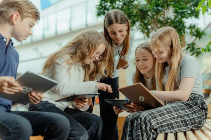 「非禁學生用 AI，應訓練以 AI 鍛鍊批判思考」　愛沙尼亞以新思維創免費 AI 教育