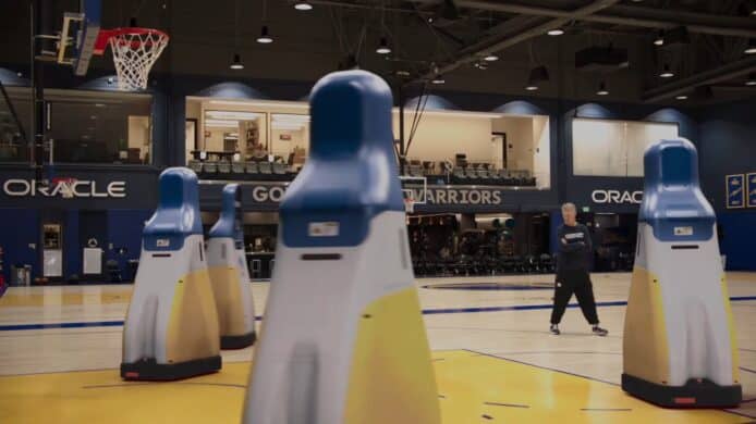 NBA 引入 AI 機械人　Stephen Curry 率先體驗智能射波訓練