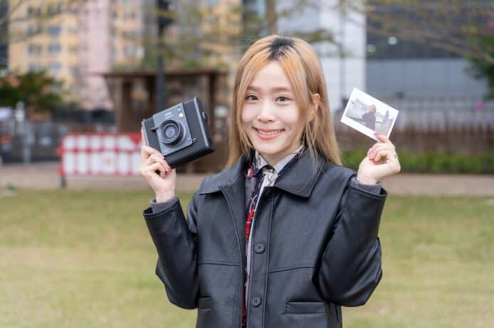 【評測】Fujifilm instax WIDE Evo 即影即有相機　古典設計、影得靚先印、手攪印相有儀式感