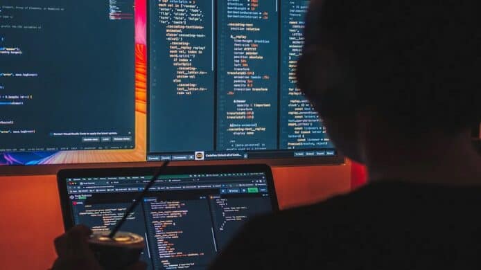 OpenAI：AI 寫程式未能取代人類   AI 無法有效找出錯誤、企業不應用 AI 完全取代工程師