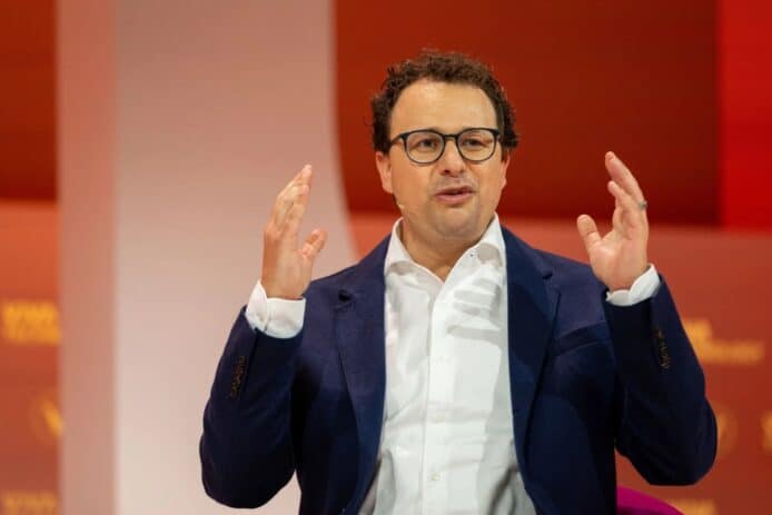 「年半內 AI 將寫所有程式碼」  Anthropic CEO：殺到埋身！所有工作會被 AI 取代