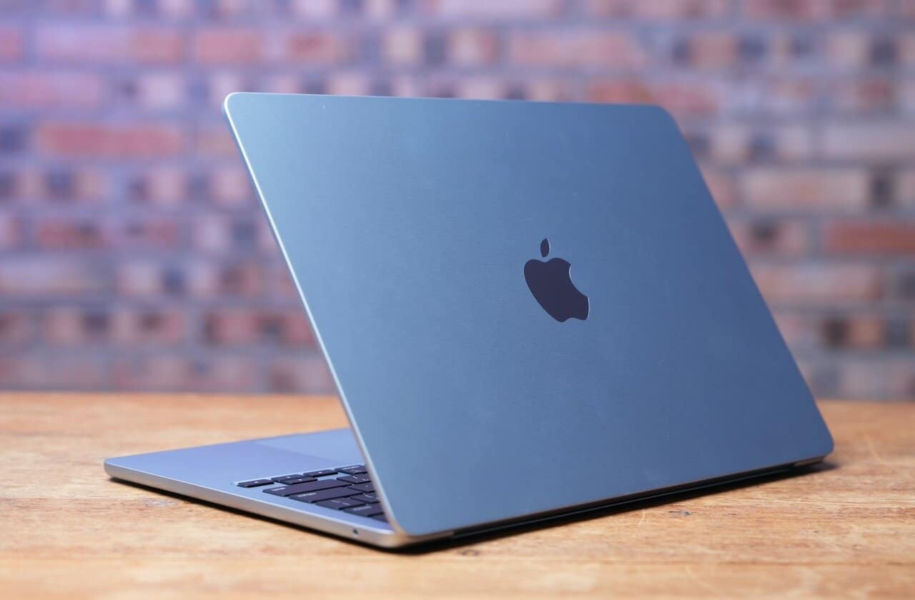 【評測】M4 MacBook Air 天藍色新款   實機相片多角度觀賞 + Apple 賣大包效能大提升