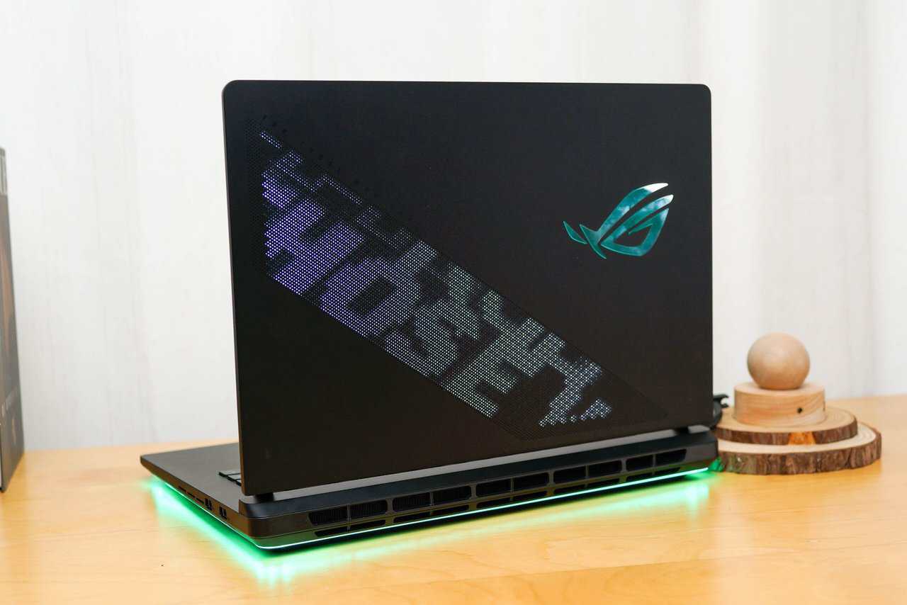 ROG Strix SCAR 16 (2025)  開箱   超強打機效能 RTX 50系列 GPU + 新散熱系統 + 易拆蓋換 SSD、RAM