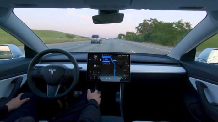 Tesla FSD 系統在中國推行遇挑戰   頻現違規問題  駕駛者需負責任