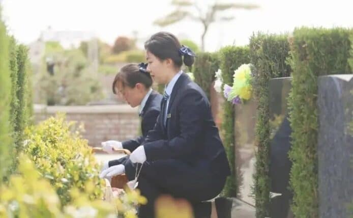 25 歲女每日墳墓前鞠躬百次   遙距代親祭掃行業全程錄影