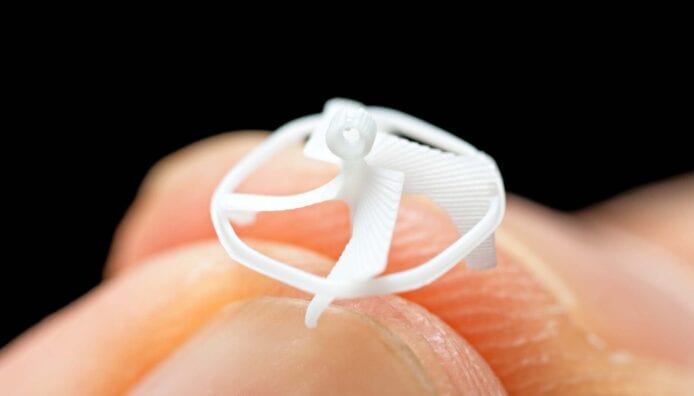 美大學研發全球最細無人機　直徑不足 1 厘米、重量僅 0.021 克