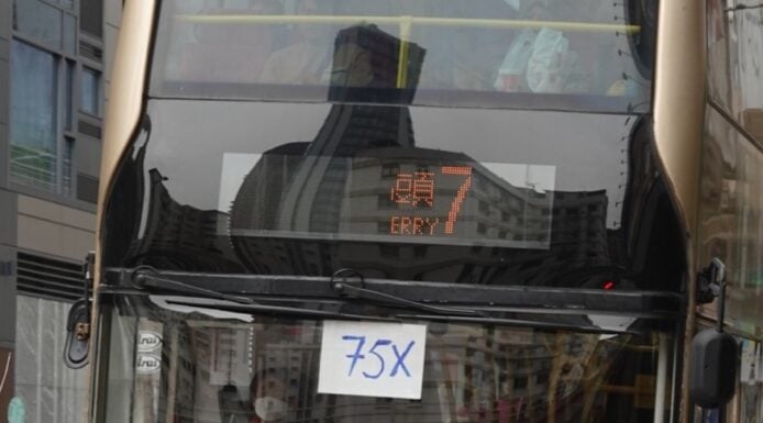 「頭 7」巴士現身街頭　市民笑言靈車降臨　其實只是螢幕故障