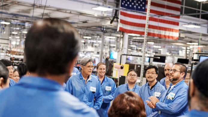 美商務部長：關稅促製造業回歸　「數百萬市民準備擰螺絲製 iPhone」