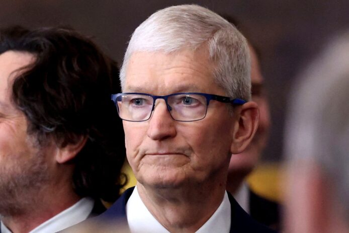 iPhone 被課額外關稅原因曝光　Tim Cook 拒絕中東之旅觸怒特朗普