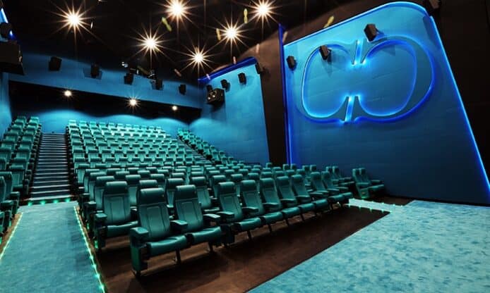 大陸女睇戲開手機被鬧到喊  港人指不尊重他人、大陸網民指普遍現象