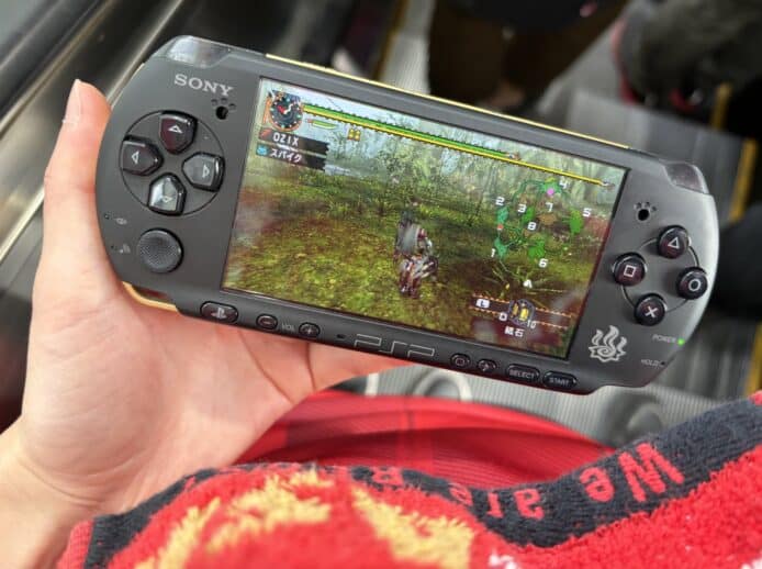 車站玩 PSP 被小學生笑稱「假 Switch」  Monster Hunter 玩家想取暖不少網民正面回應