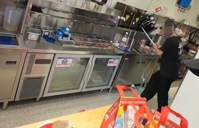 蜜雪冰城女店長一人應付數米外賣訂單飲泣　網民：大品牌連鎖店，怎麼會只排一個人？