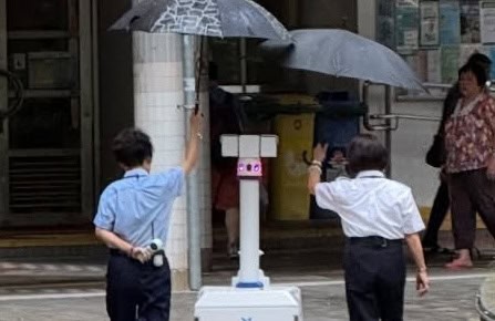 AI 機械人巡邏要保安撐傘  公屋智慧化反添人手負擔  房屋局：裝置適合戶外環境