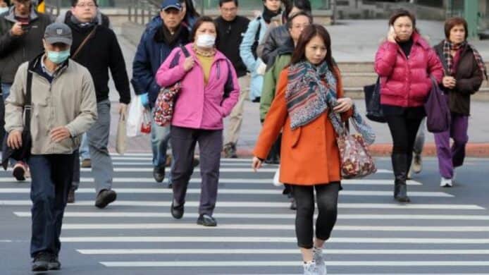 澳門擬禁行人過馬路用手機　違規可罰款 300 元冀減交通意外