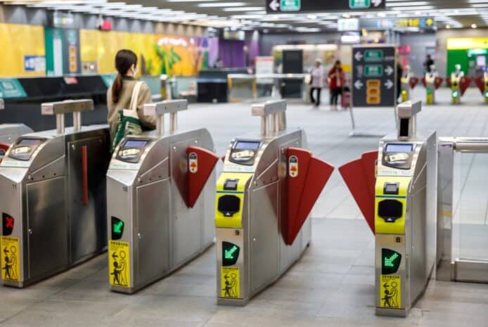 台北捷運支援 Apple Pay 快速模式　新閘門可免解鎖 iPhone 直接拍機入閘