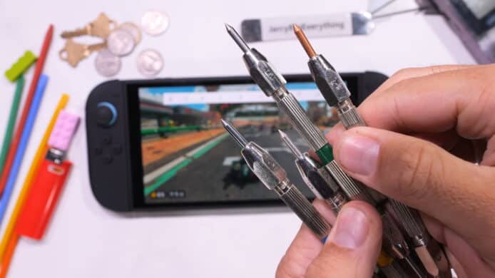 Switch 2 屏幕耐刮測試曝光   YouTuber 用火燒刮刀測試堅硬程度
