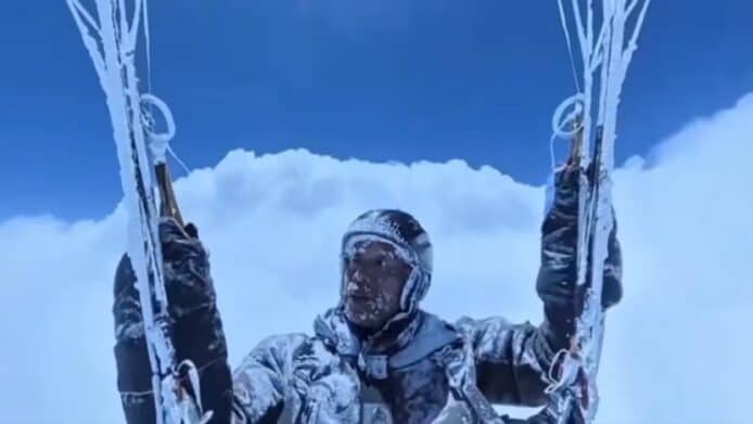 中國滑翔傘「被吸入雷雲」影片遭揭 AI 造假　路透社找專家揭露影片多個疑點