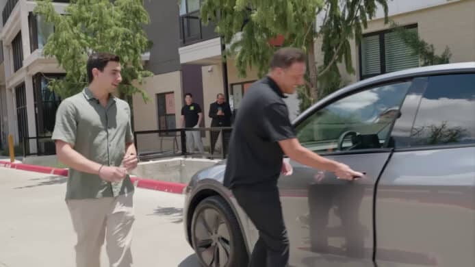 Tesla 完成首次無人駕駛交車　Model Y 自工廠直達客戶家　Elon Musk 聲稱全球首例遭質疑