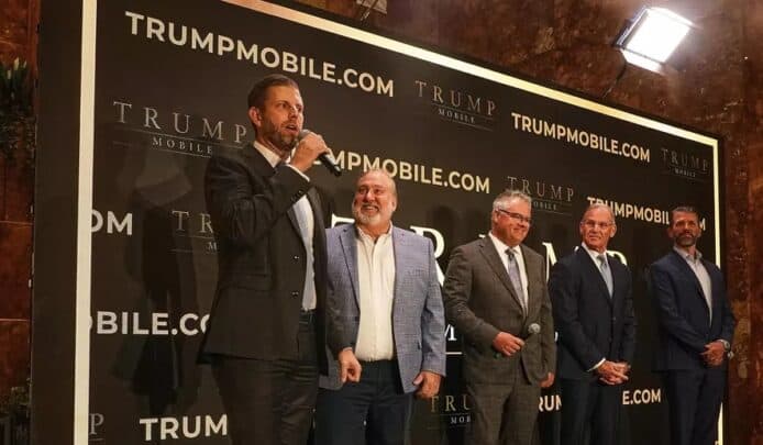 特朗普手機宣稱是美國製造 但被指中國代工重新包裝 分析師爆出來貨源頭