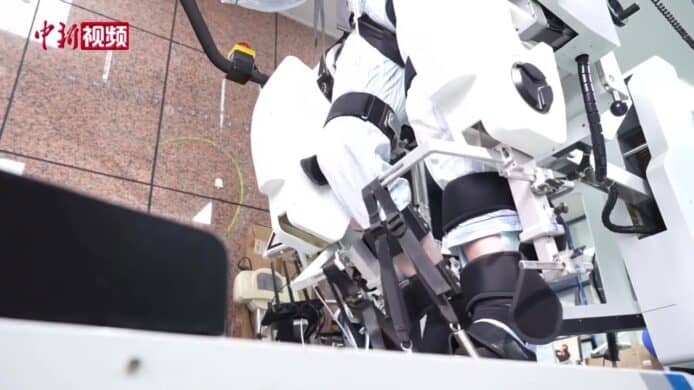 用腦電波控制機械行走  中國廣州首設腦機接口臨床病房   展示意念行走實測成果