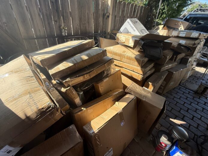 被 Amazon 中國賣家列作退貨地址　加州女子家中囤積數百包裹