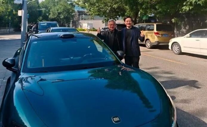 黃仁勳年內第 3 次訪華　35 度高溫下與雷軍穿皮褸合照